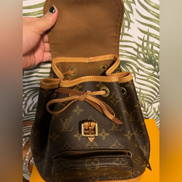 Montsouris MM
-very good condition, 12 H x 10 W x 5 D - Picture 2 of 8